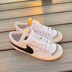 Nike White and Black Sneakers with Yellow Highlights